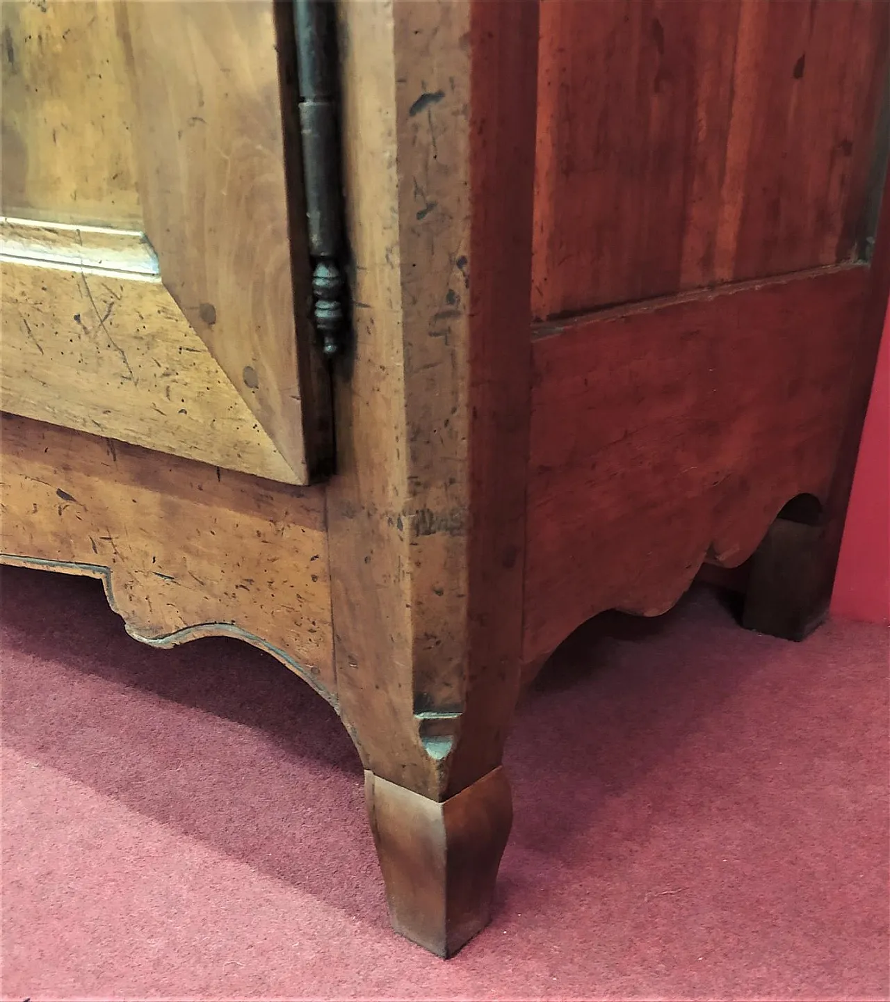 Provençal sideboard with three walnut doors, 18th century 6