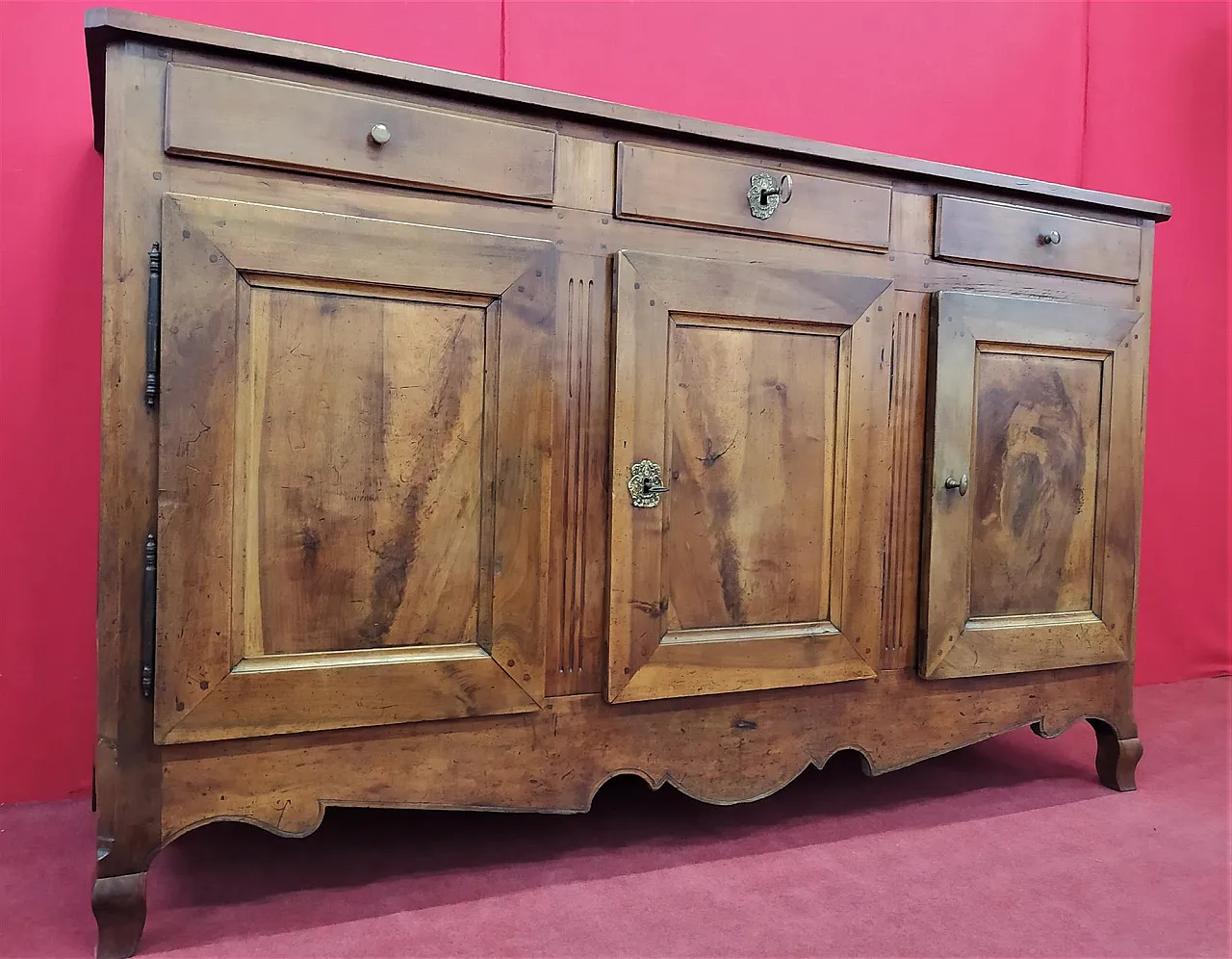 Provençal sideboard with three walnut doors, 18th century 7