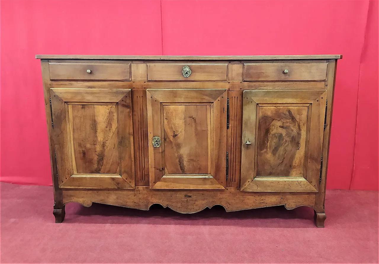 Provençal sideboard with three walnut doors, 18th century 9