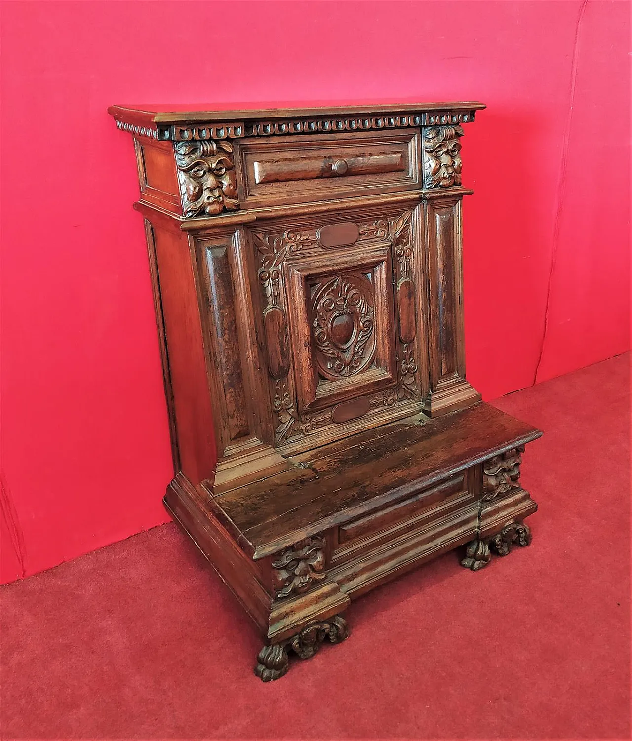 Venetian walnut kneeler, 17th century 1