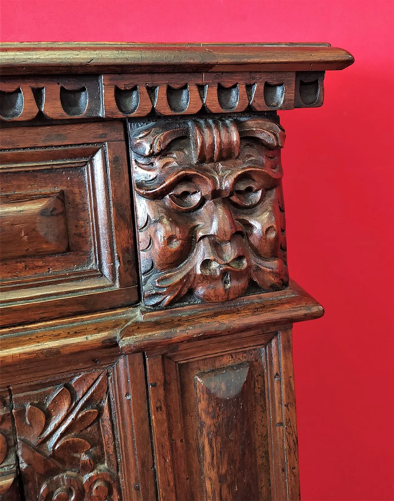 Venetian walnut kneeler, 17th century 2