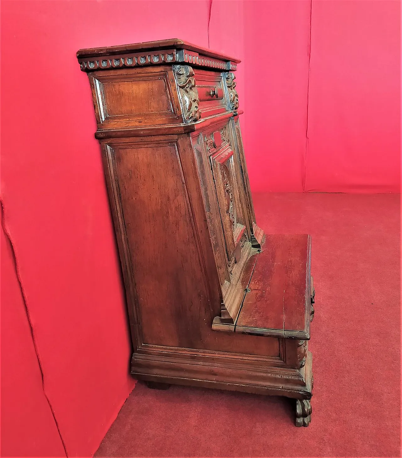 Venetian walnut kneeler, 17th century 3