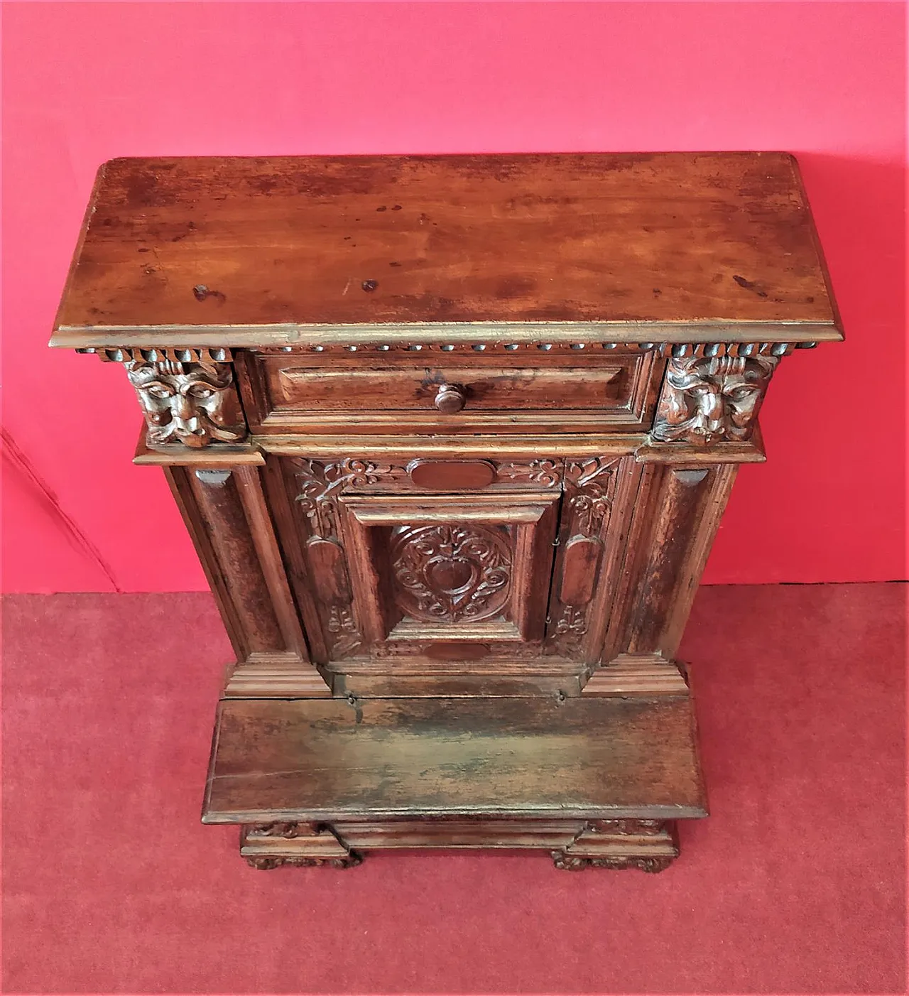Venetian walnut kneeler, 17th century 4