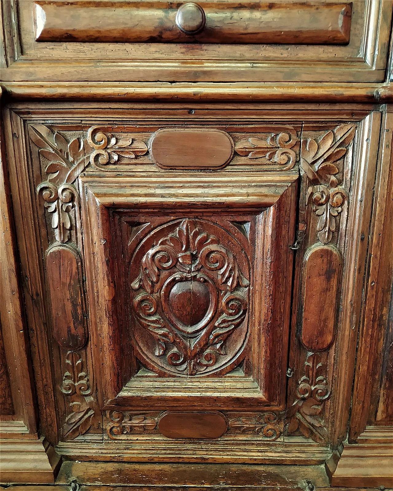 Venetian walnut kneeler, 17th century 5