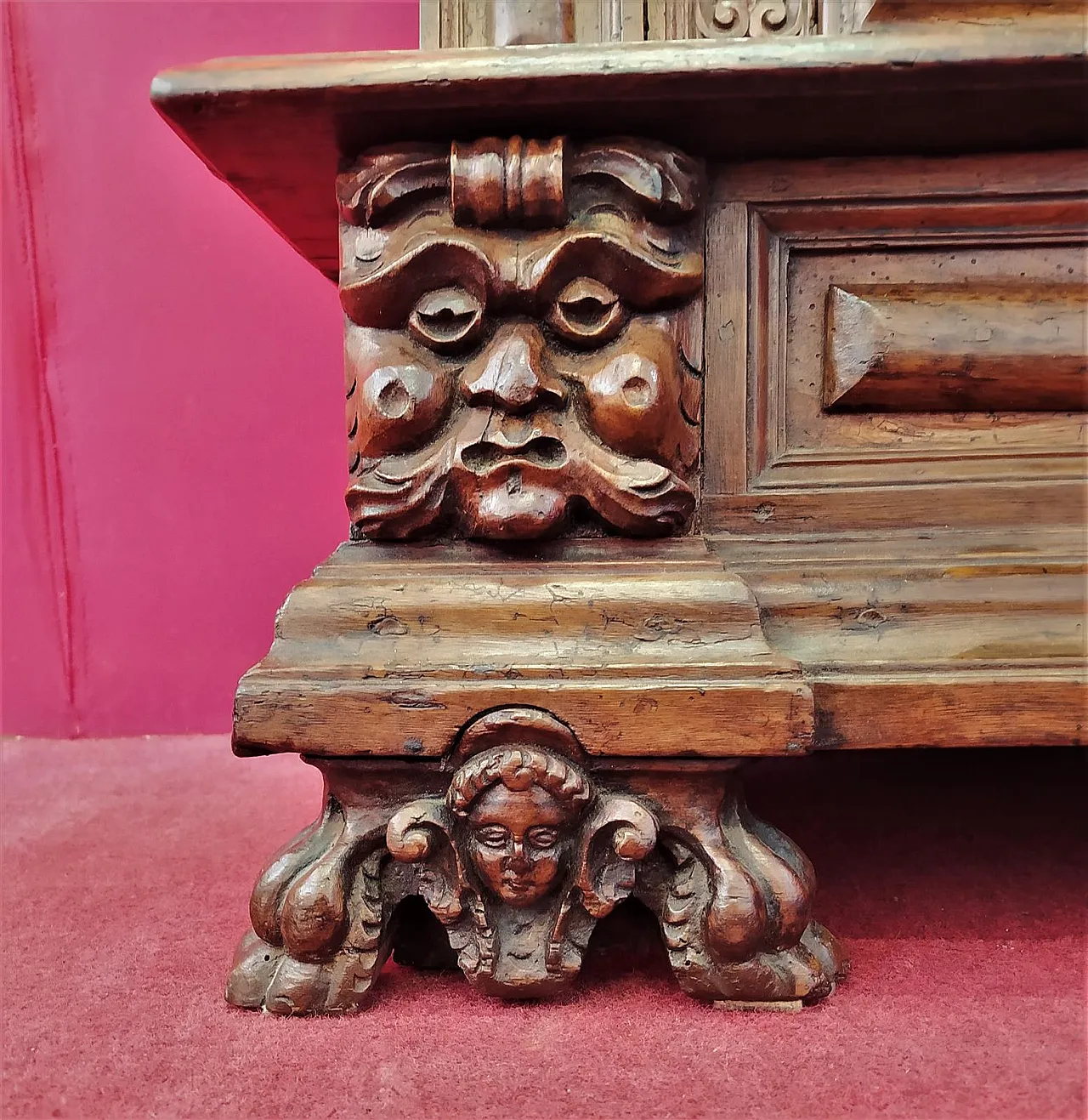 Venetian walnut kneeler, 17th century 6