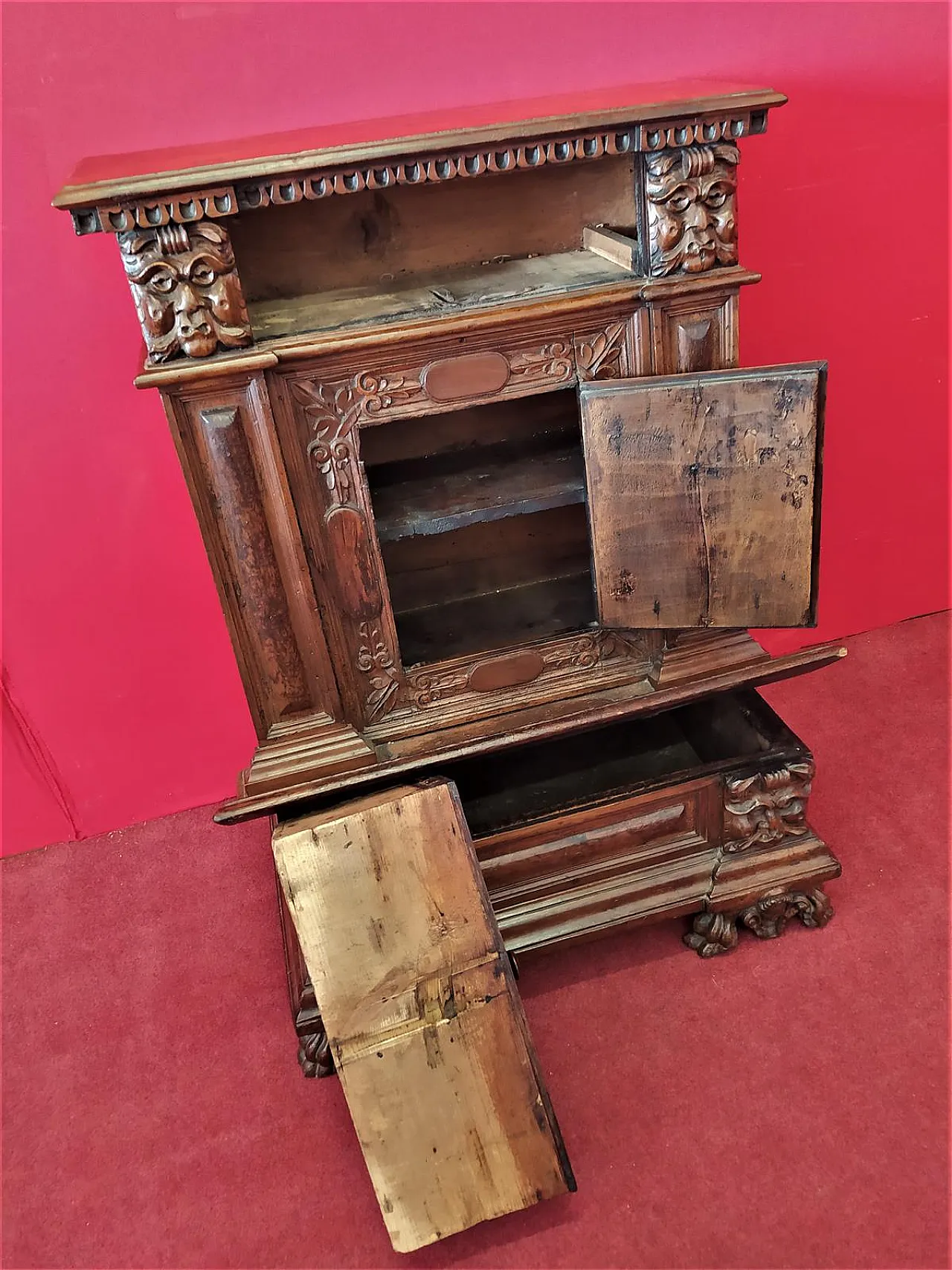 Venetian walnut kneeler, 17th century 7