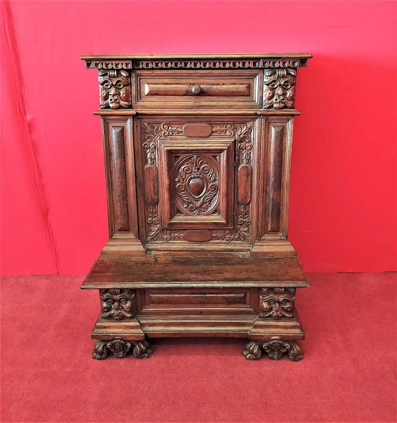Venetian walnut kneeler, 17th century 9