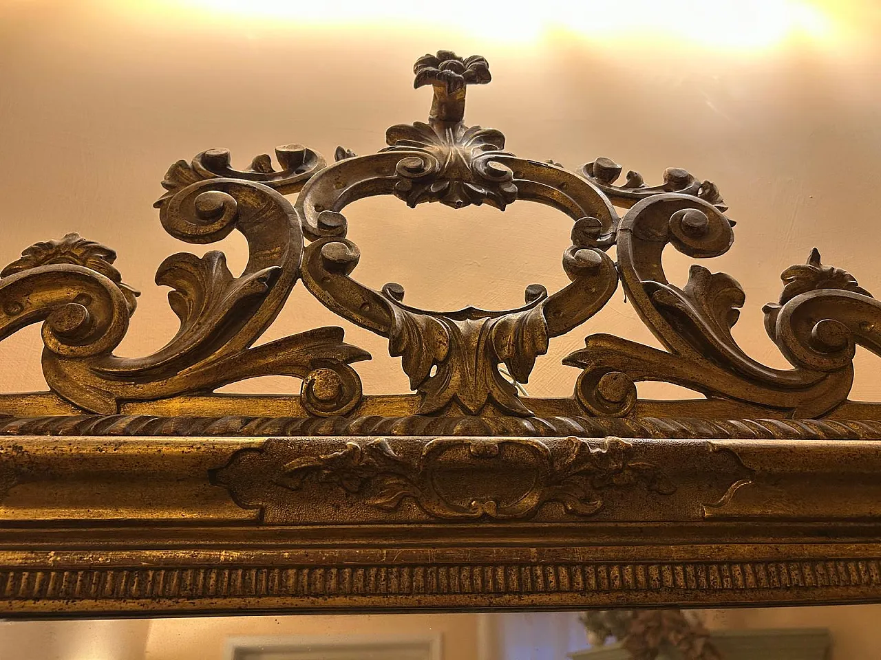 Specchiera Luigi Filippo in legno dorato e intagliato, '800 10
