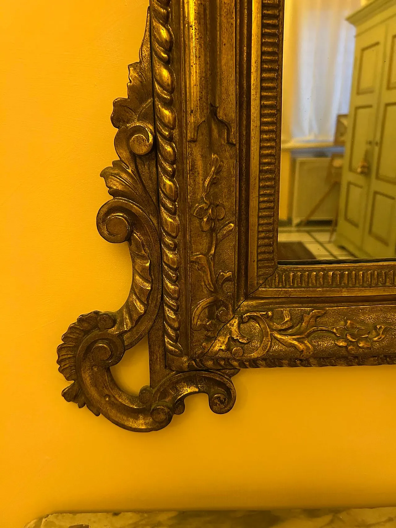 Specchiera Luigi Filippo in legno dorato e intagliato, '800 11