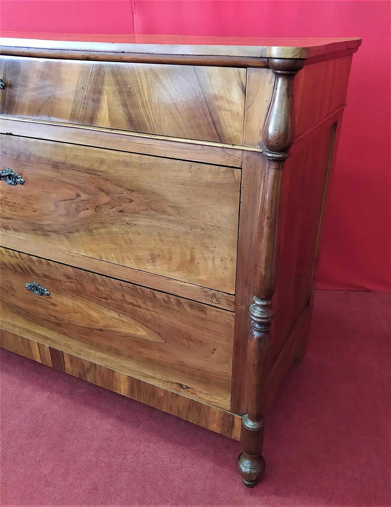 Pair of Emilian walnut dressers, 19th century 3