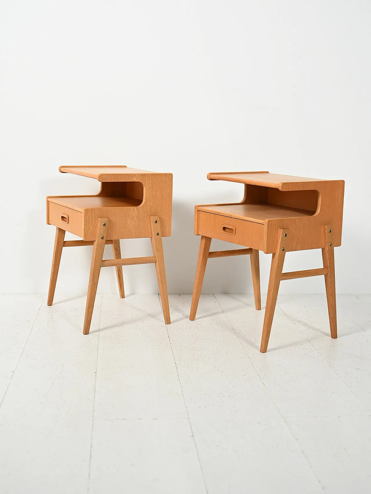 Pair of Scandinavian shaped bedside tables in oak, 60s 3