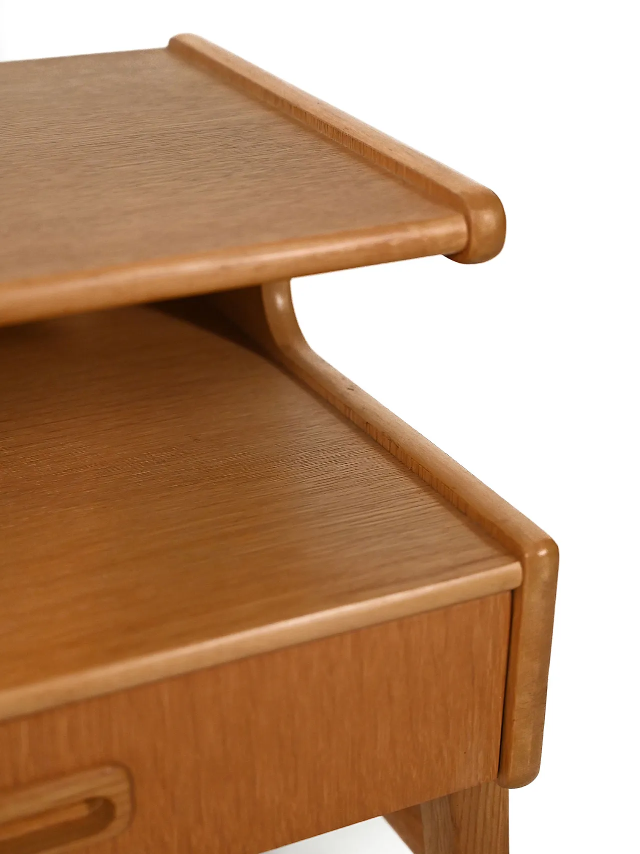 Pair of Scandinavian shaped bedside tables in oak, 60s 8