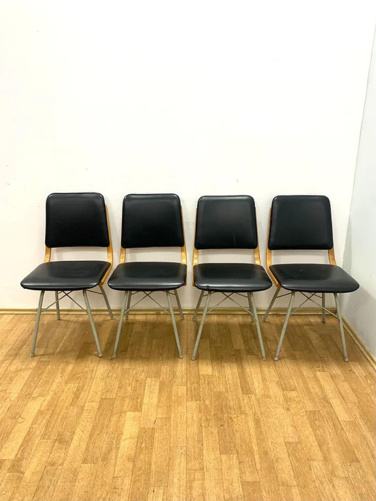 4 sedie da pranzo di Miroslav Navrátil per TON, anni '60 1