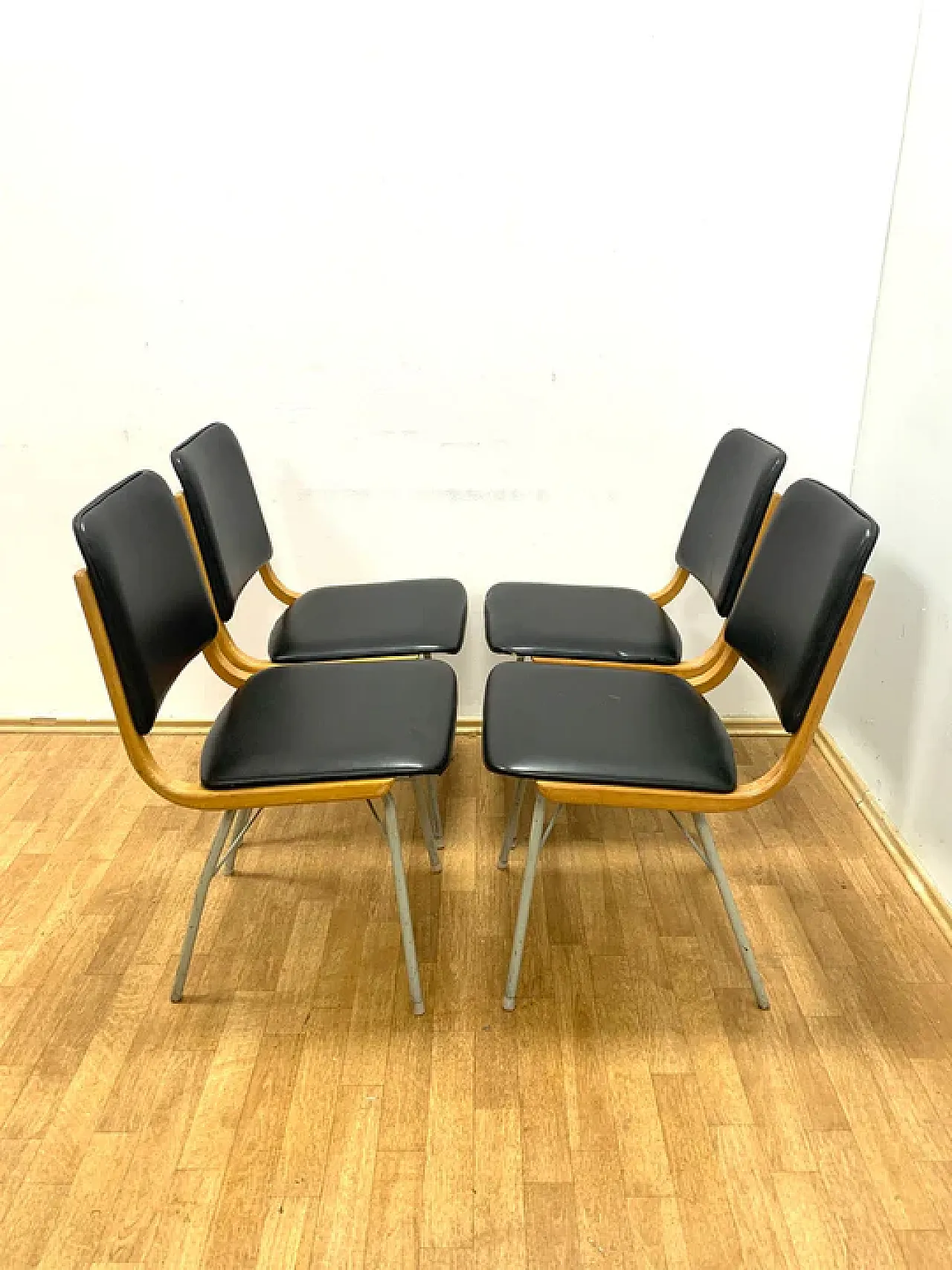 4 sedie da pranzo di Miroslav Navrátil per TON, anni '60 4