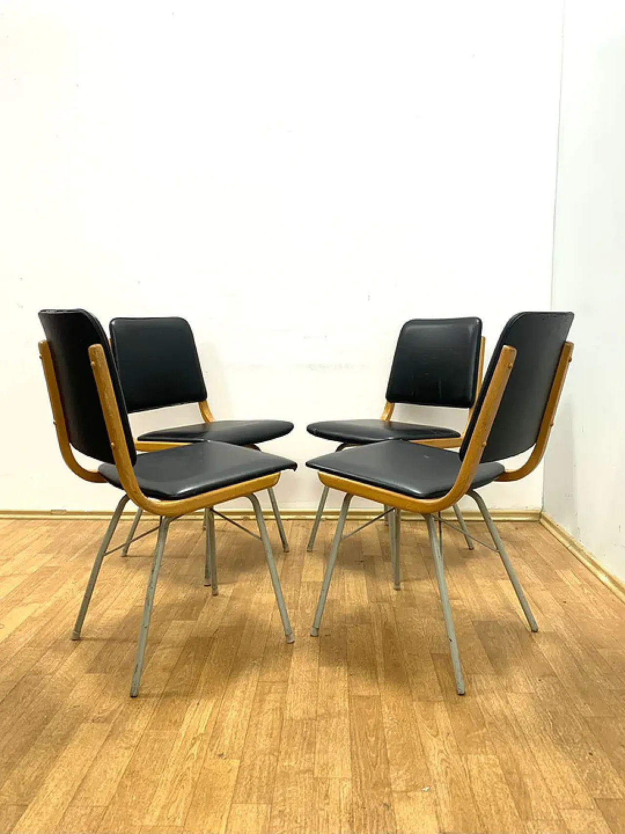 4 sedie da pranzo di Miroslav Navrátil per TON, anni '60 5