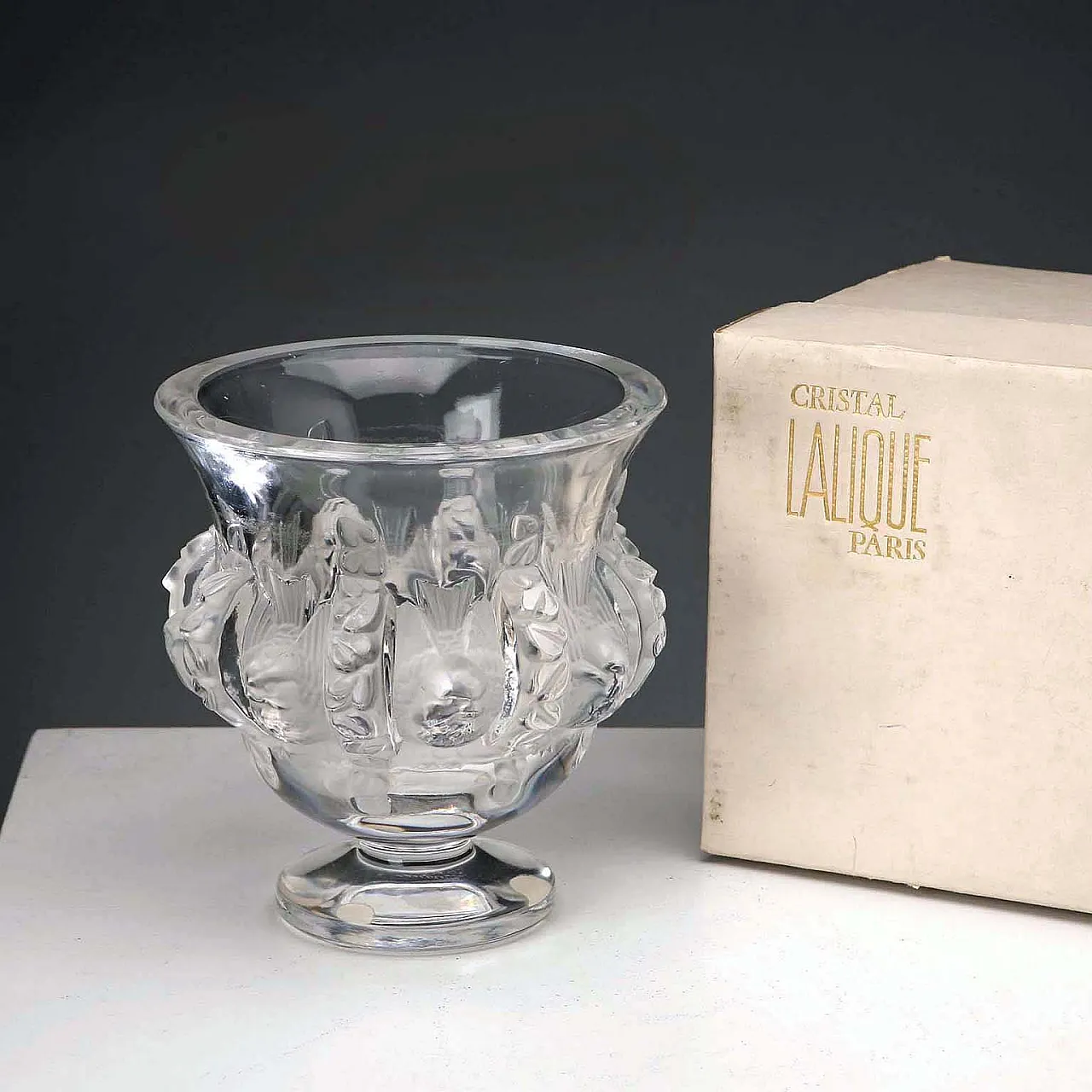 Vaso in cristallo con decoro in rilievo satinato, '900 1