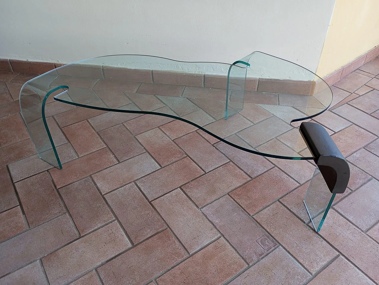 Tavolino scultoreo in vetro curvato di FIAM Italia, anni ‘80 3