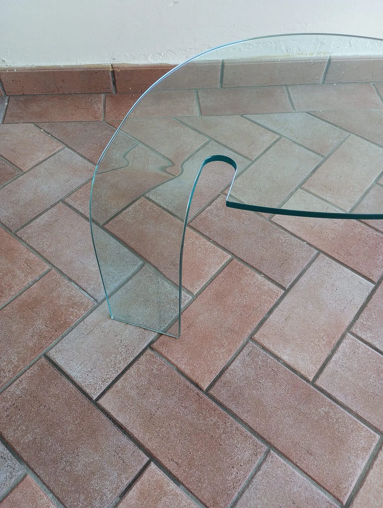 Tavolino scultoreo in vetro curvato di FIAM Italia, anni ‘80 4