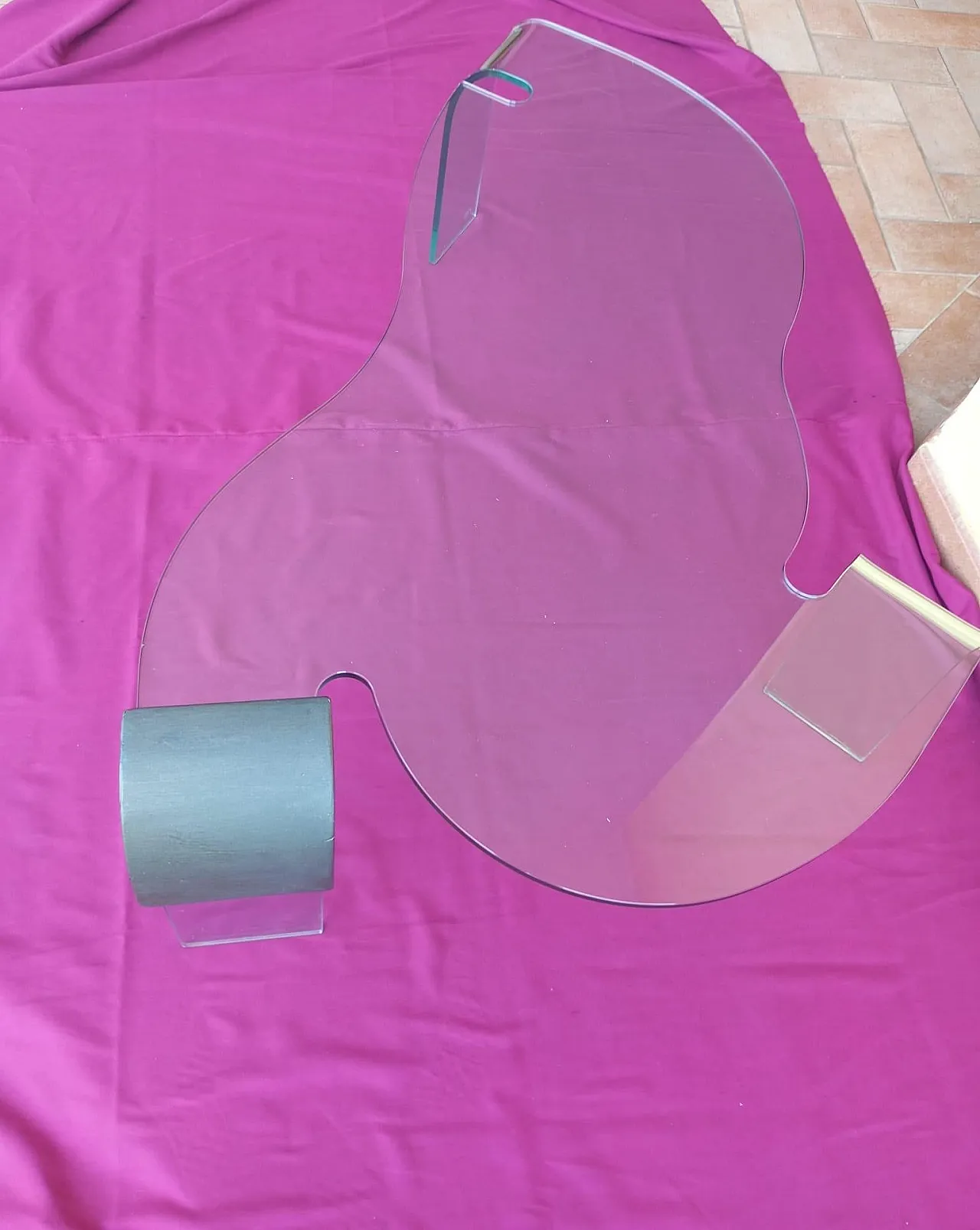 Tavolino scultoreo in vetro curvato di FIAM Italia, anni ‘80 9