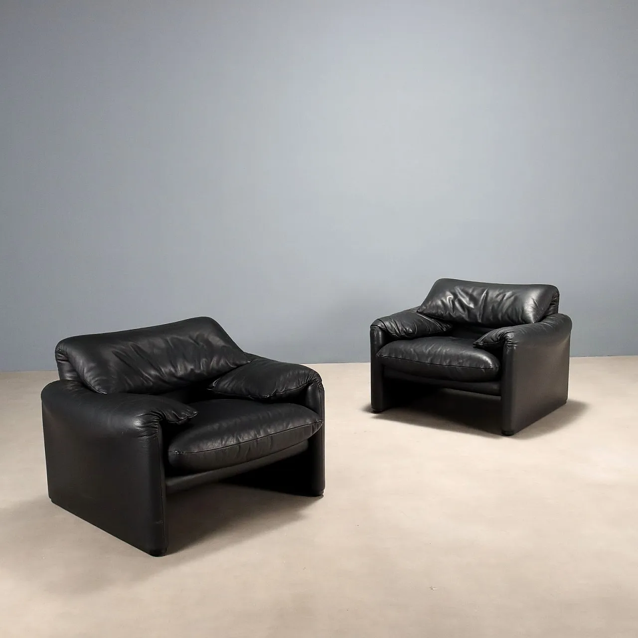 Pair of foam and leather armchairs, 20th century 1