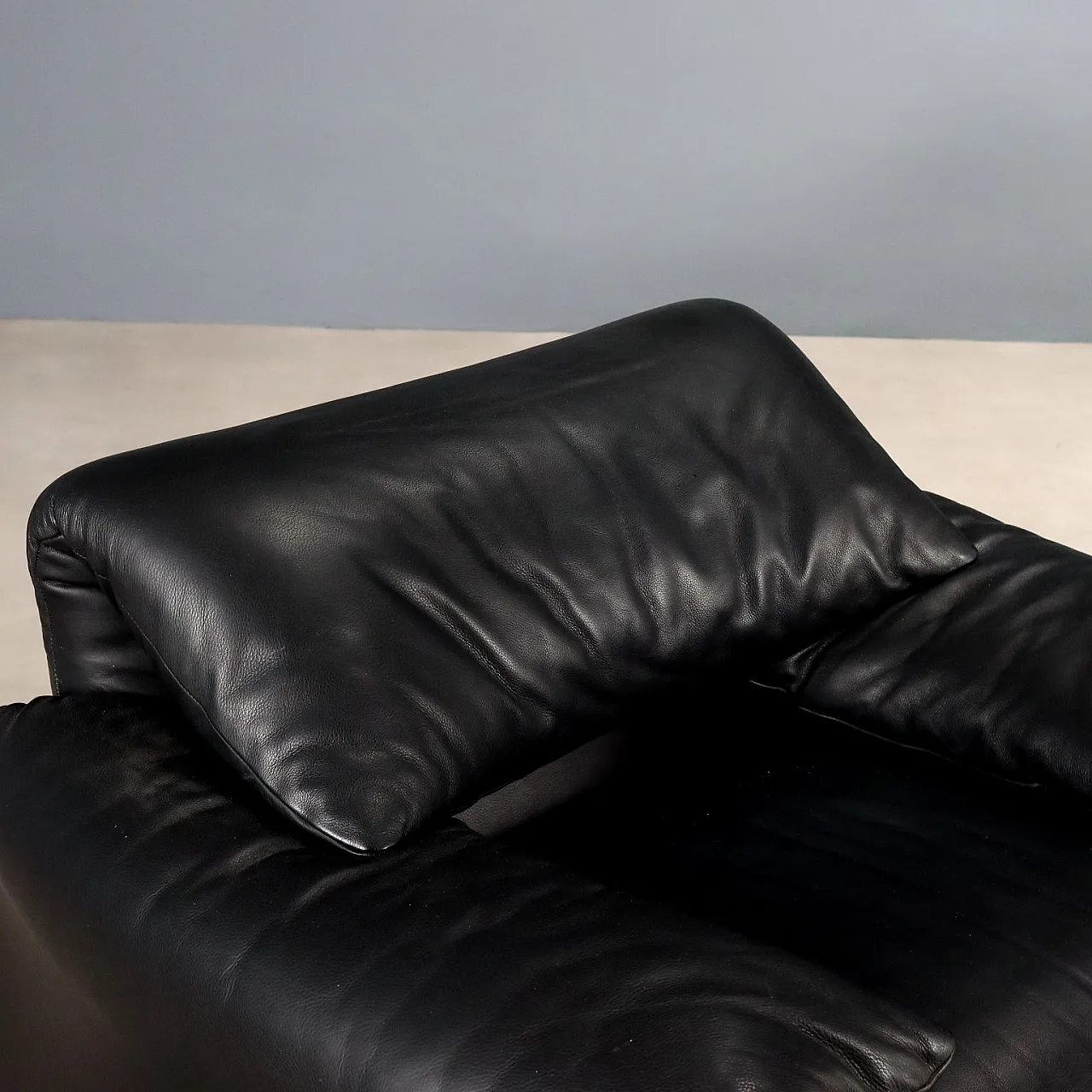 Pair of foam and leather armchairs, 20th century 4