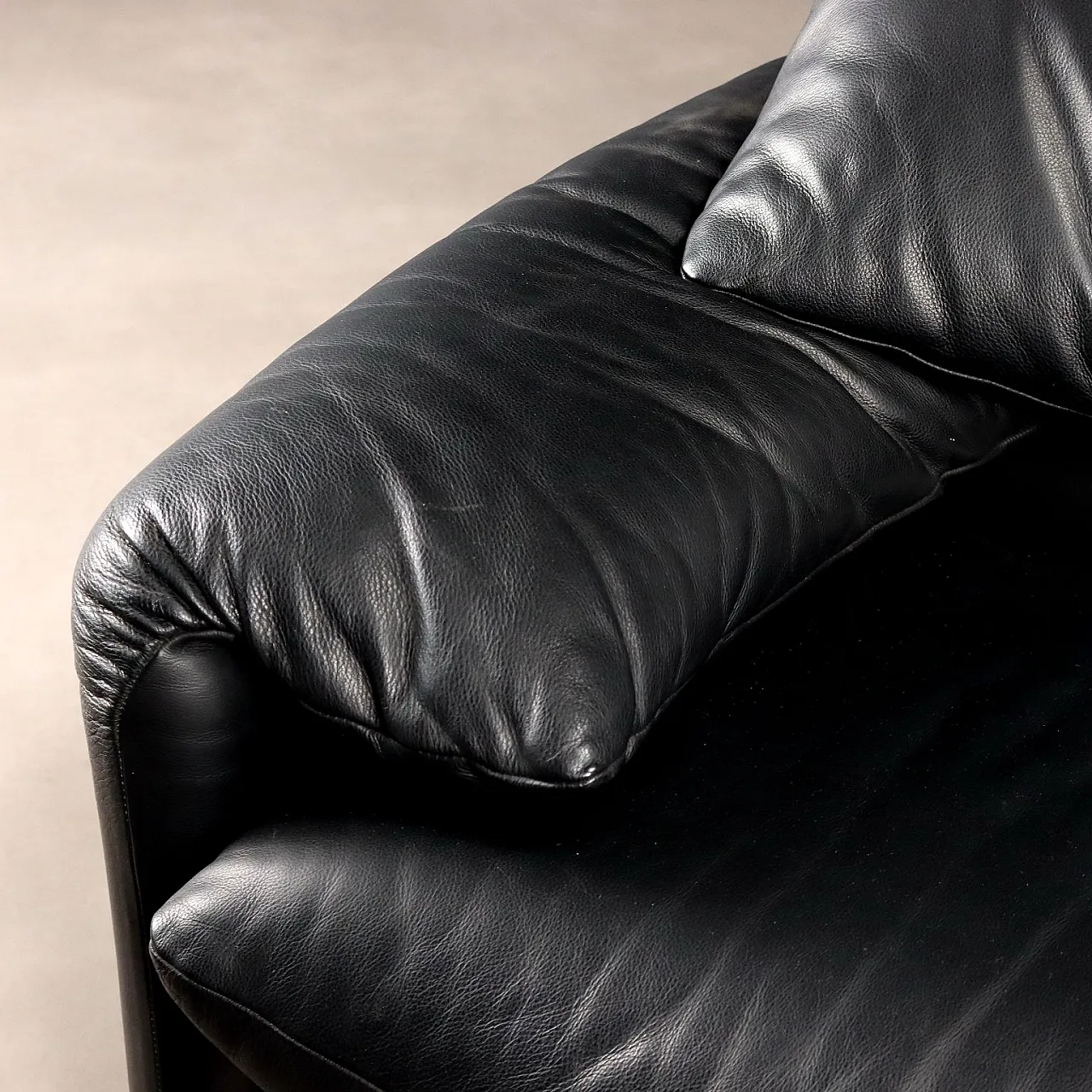 Pair of foam and leather armchairs, 20th century 7