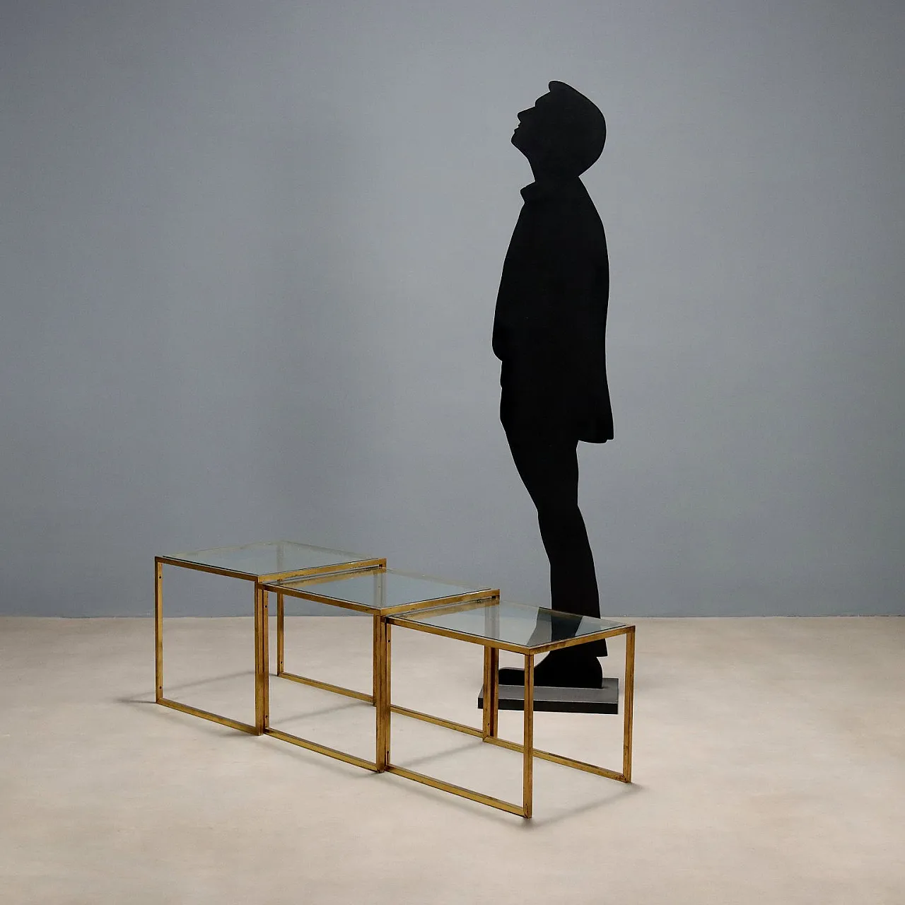 3 Tavolini con struttura in ottone e piani quadrati in vetro, '900 2