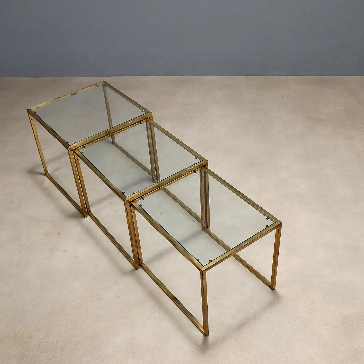3 Tavolini con struttura in ottone e piani quadrati in vetro, '900 3