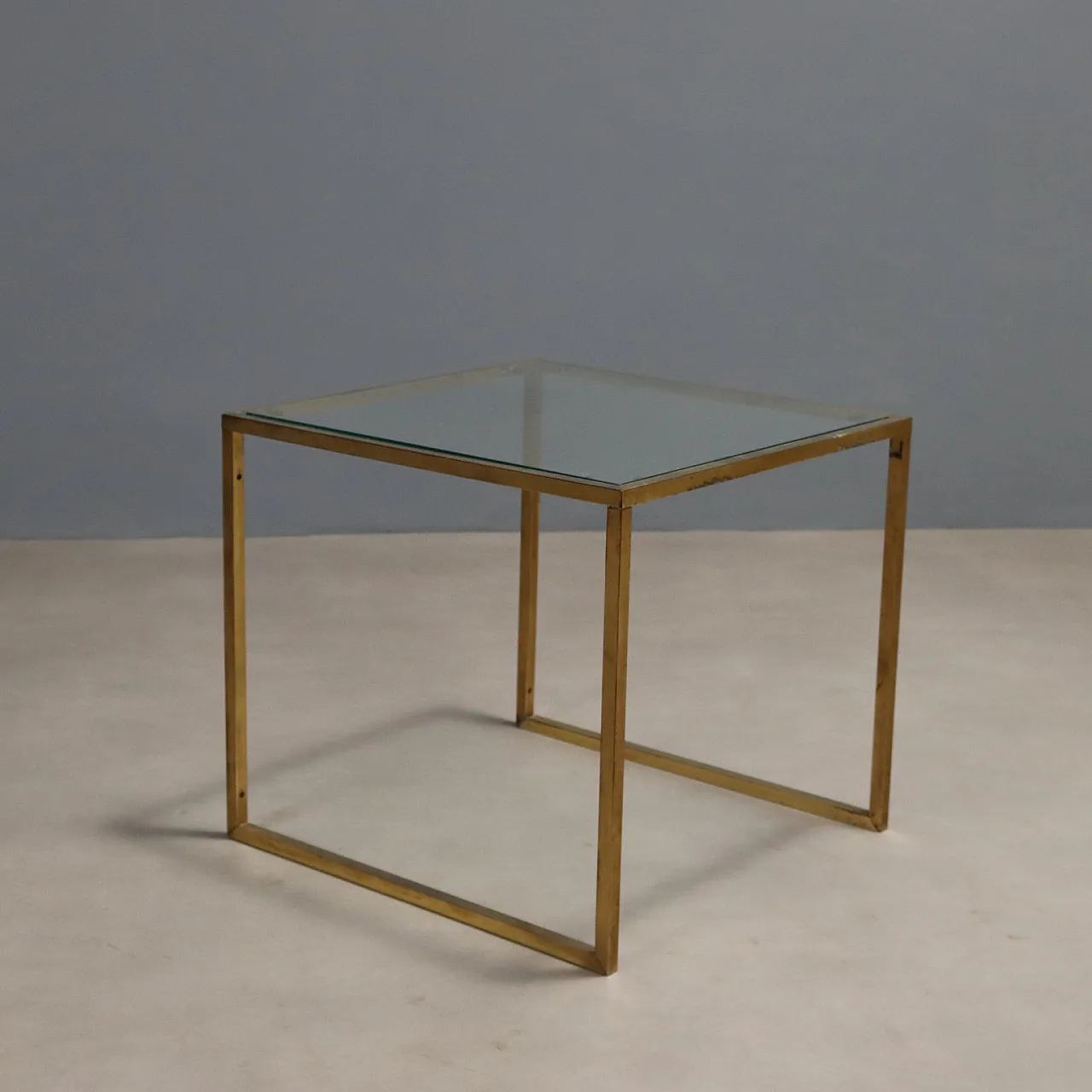3 Tavolini con struttura in ottone e piani quadrati in vetro, '900 4
