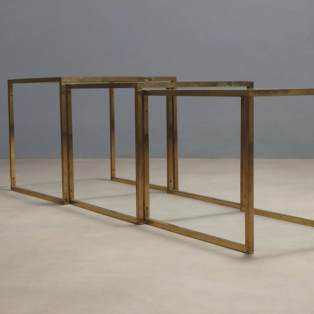 3 Tavolini con struttura in ottone e piani quadrati in vetro, '900 7