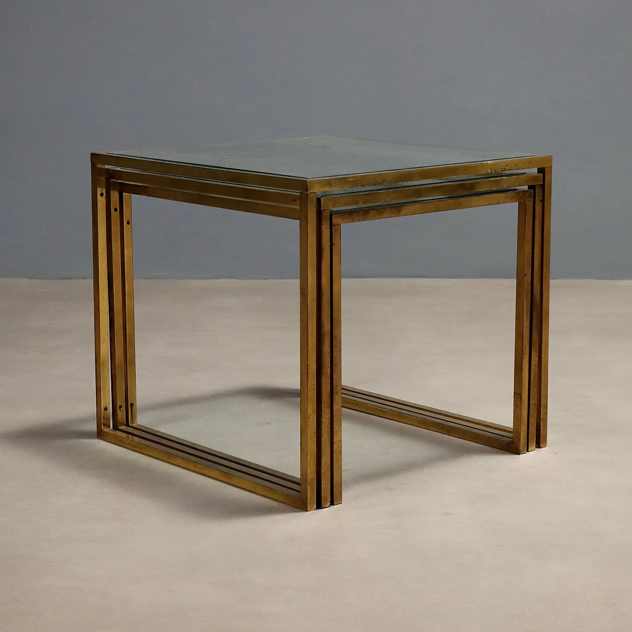 3 Tavolini con struttura in ottone e piani quadrati in vetro, '900 8