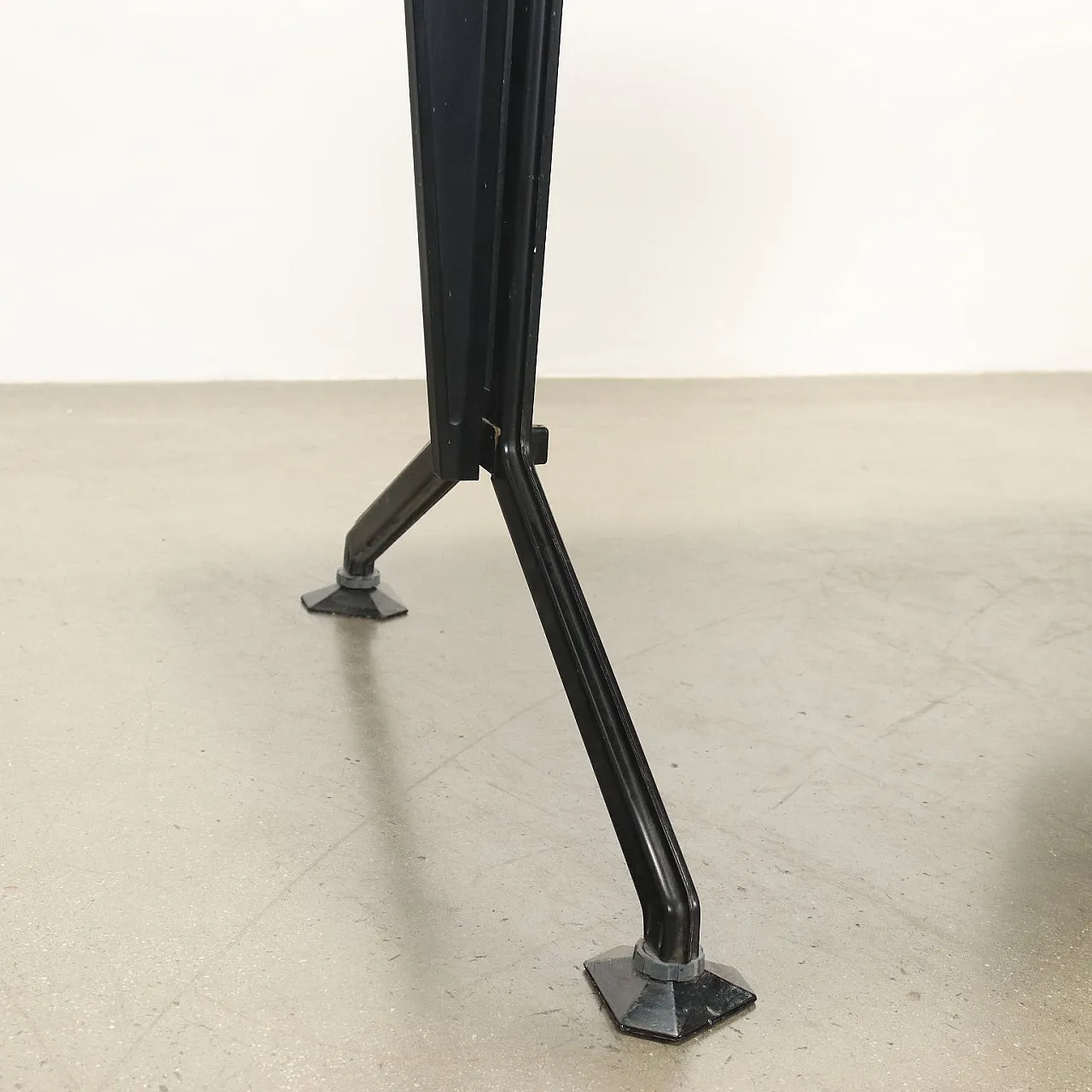 Arco writing desk by BBPR for Olivetti, Italy 1960s-1970s 8