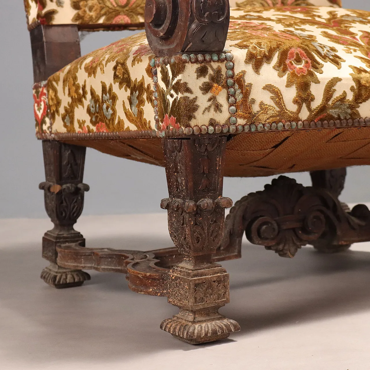 Baroque armchair in walnut and padding, 18th century 6