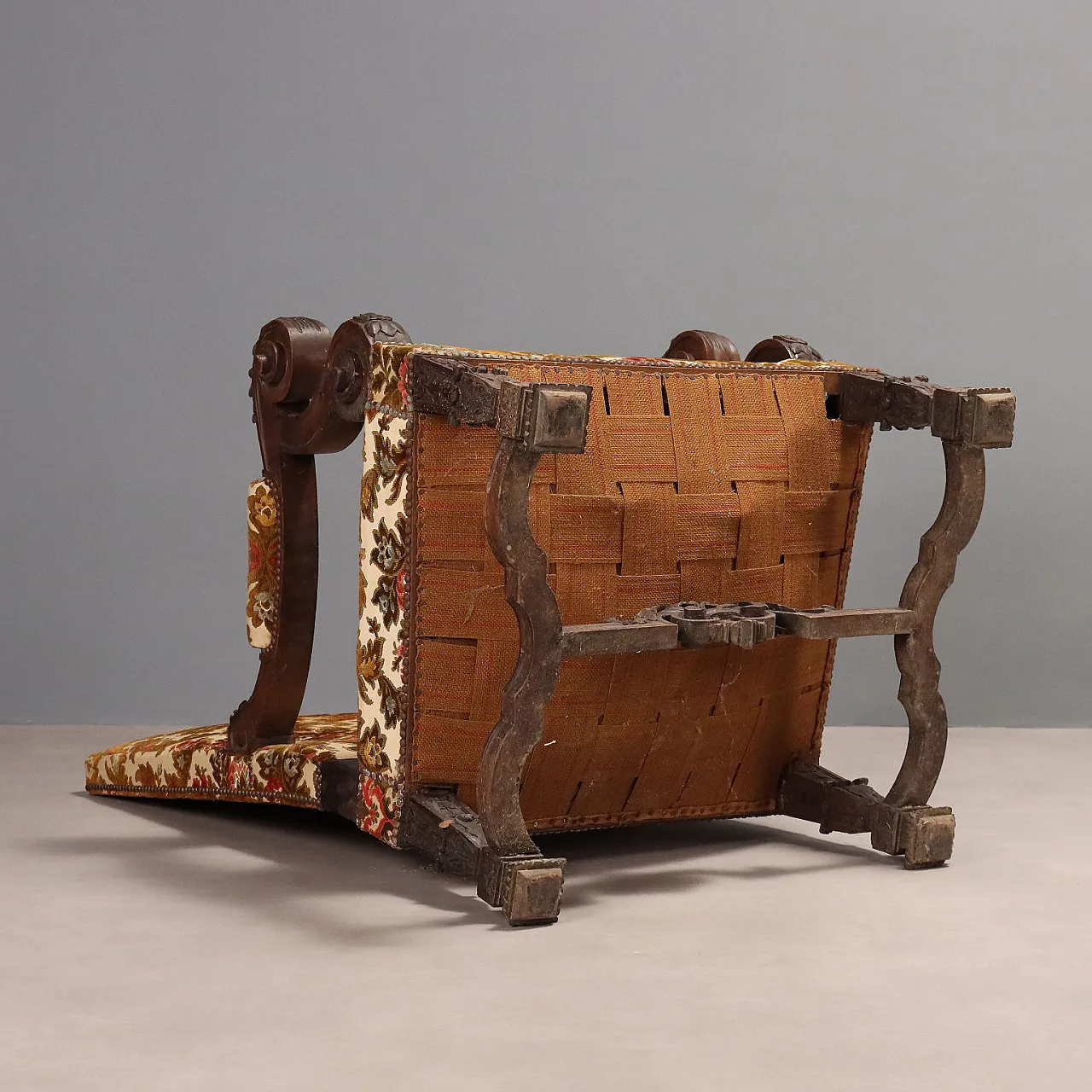 Baroque armchair in walnut and padding, 18th century 10