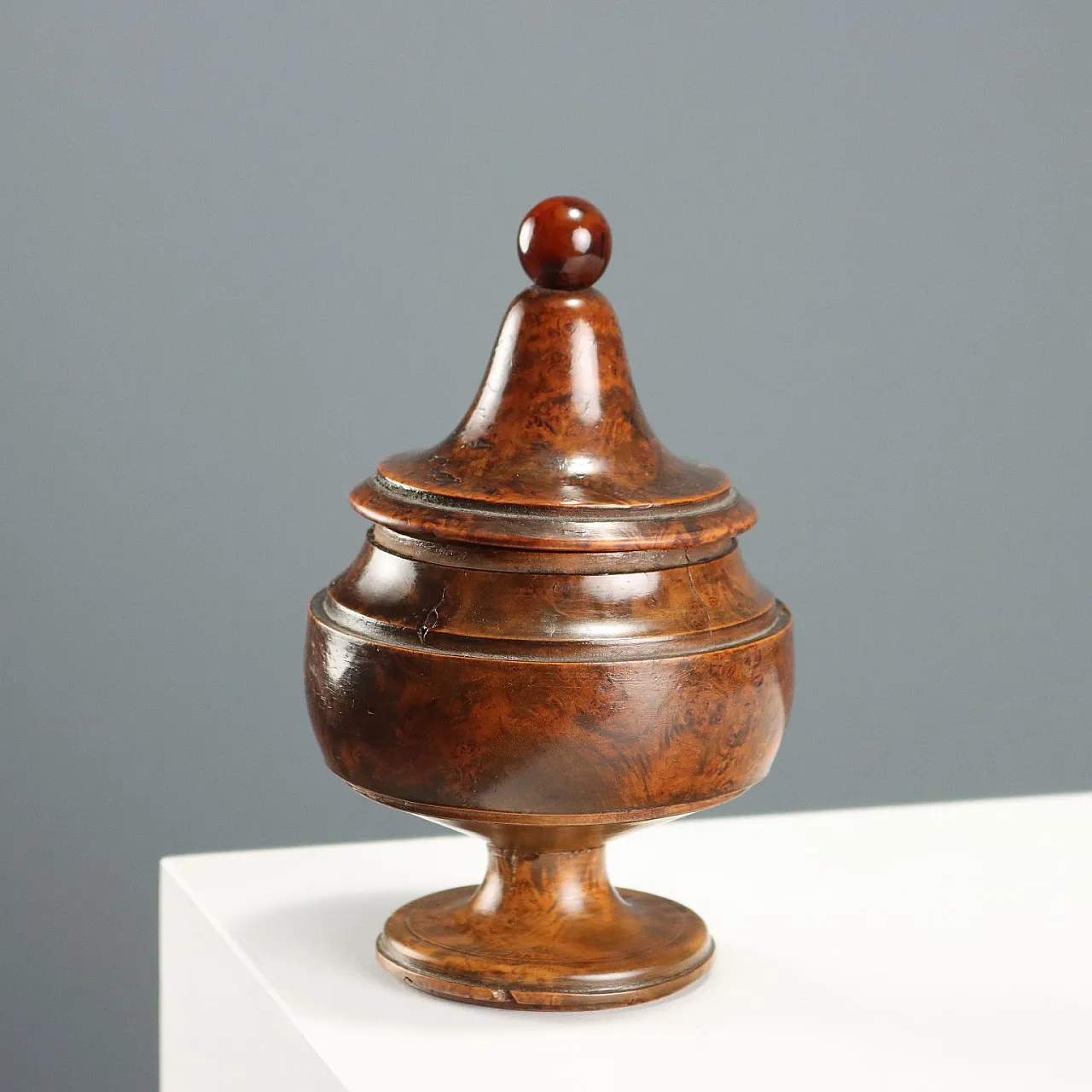 Tobacco jar in walnut root, 20th century 1