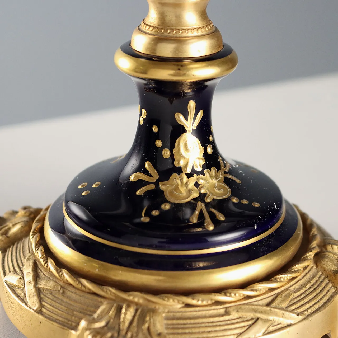 Pair of blue porcelain and gilded bronze vases, 20th century 7