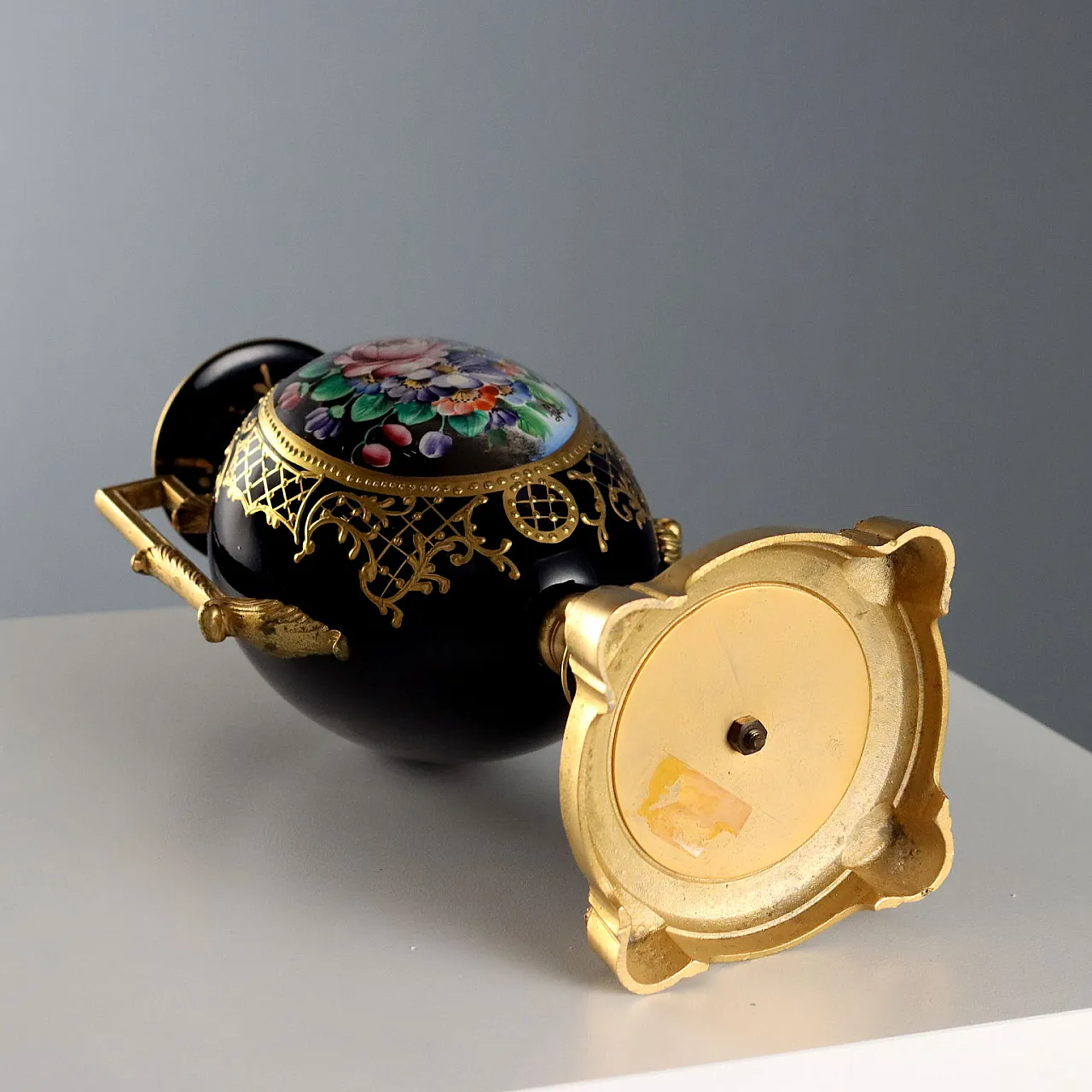 Pair of blue porcelain and gilded bronze vases, 20th century 9