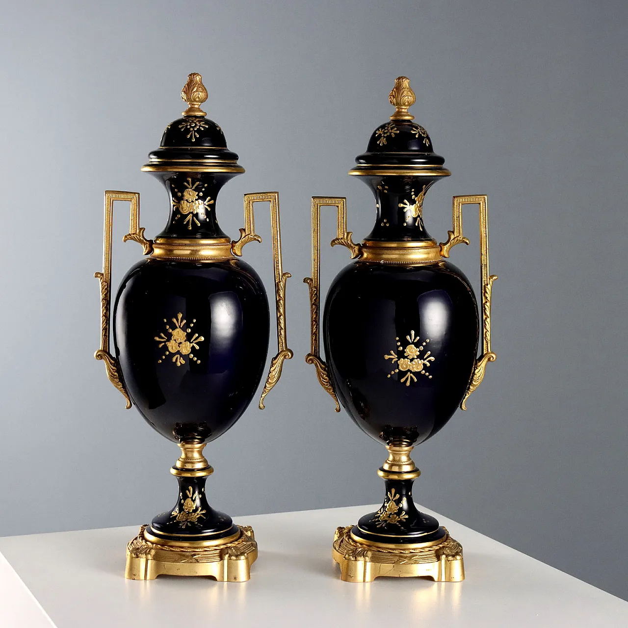 Pair of blue porcelain and gilded bronze vases, 20th century 10