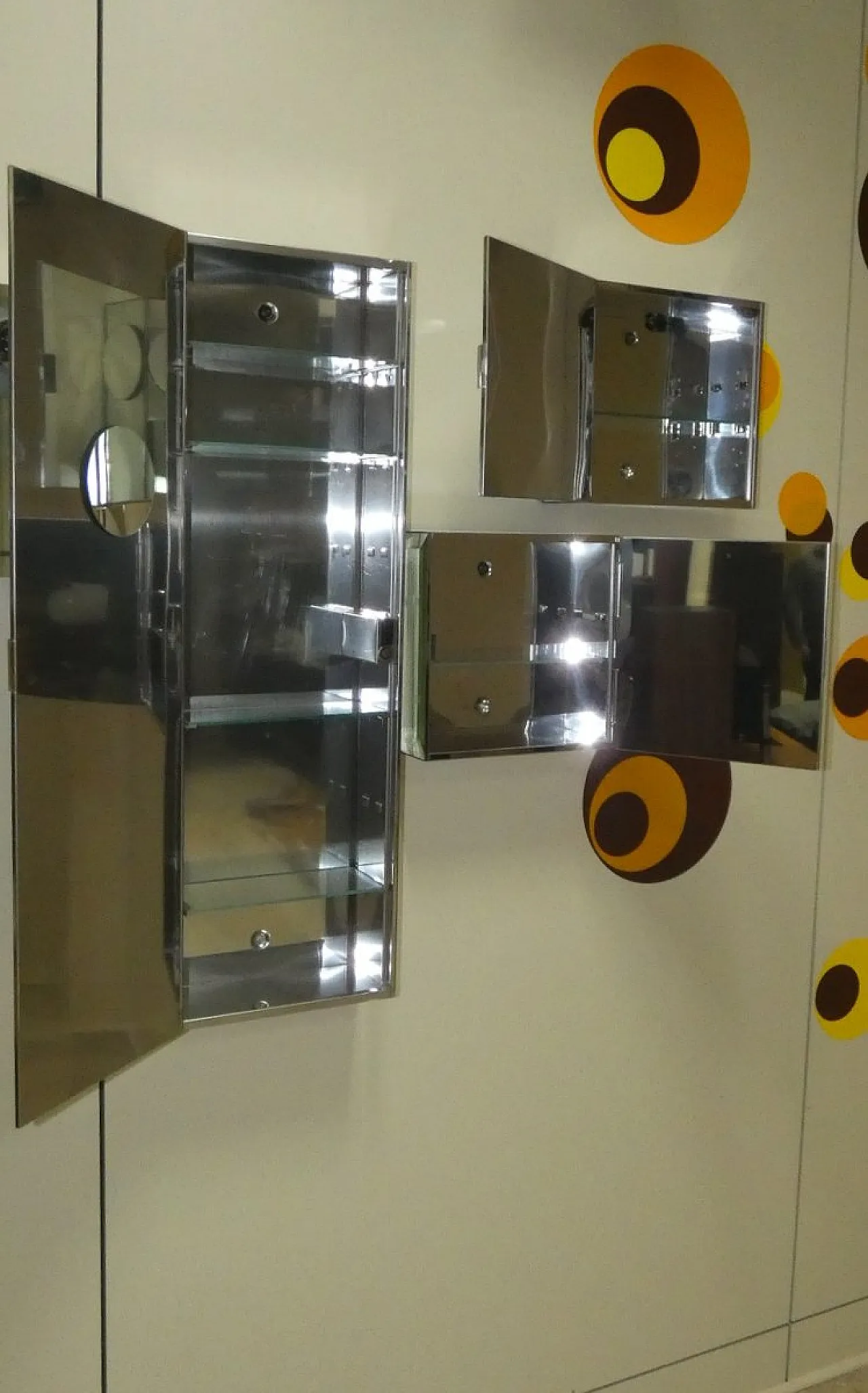 Armadi a specchio con applique abbinate, anni '70 13