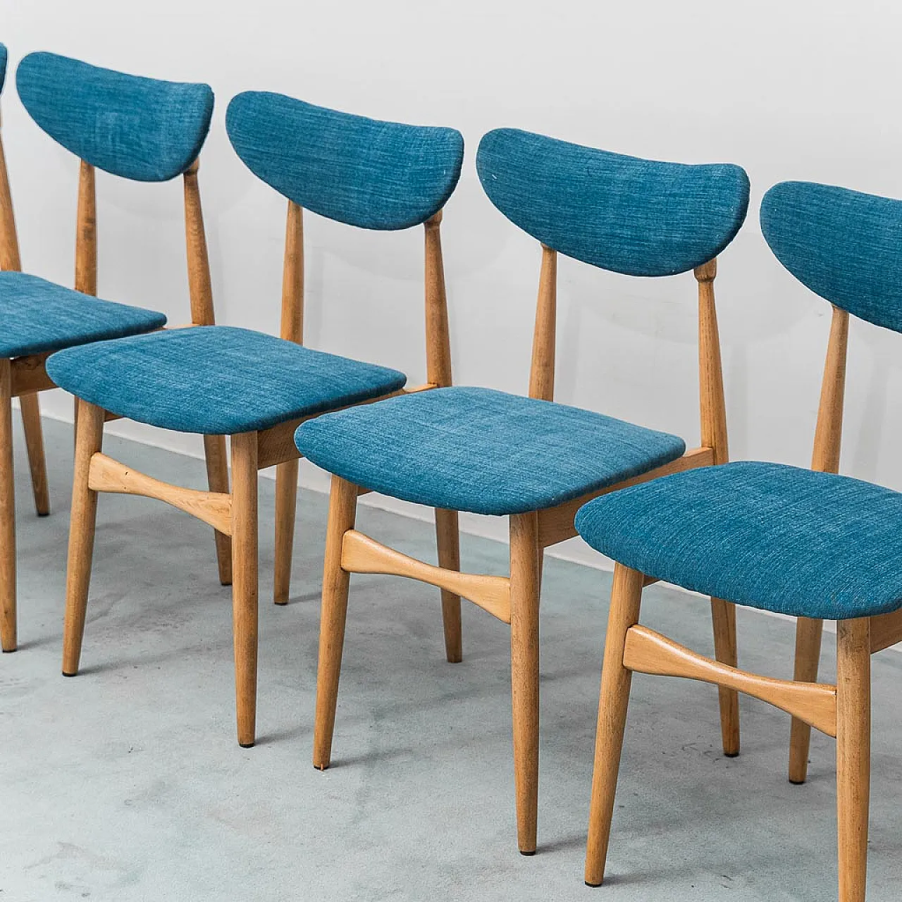6 chairs in wood and blue fabric, 1960s 2