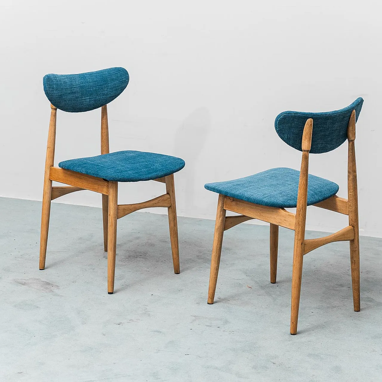 6 chairs in wood and blue fabric, 1960s 4