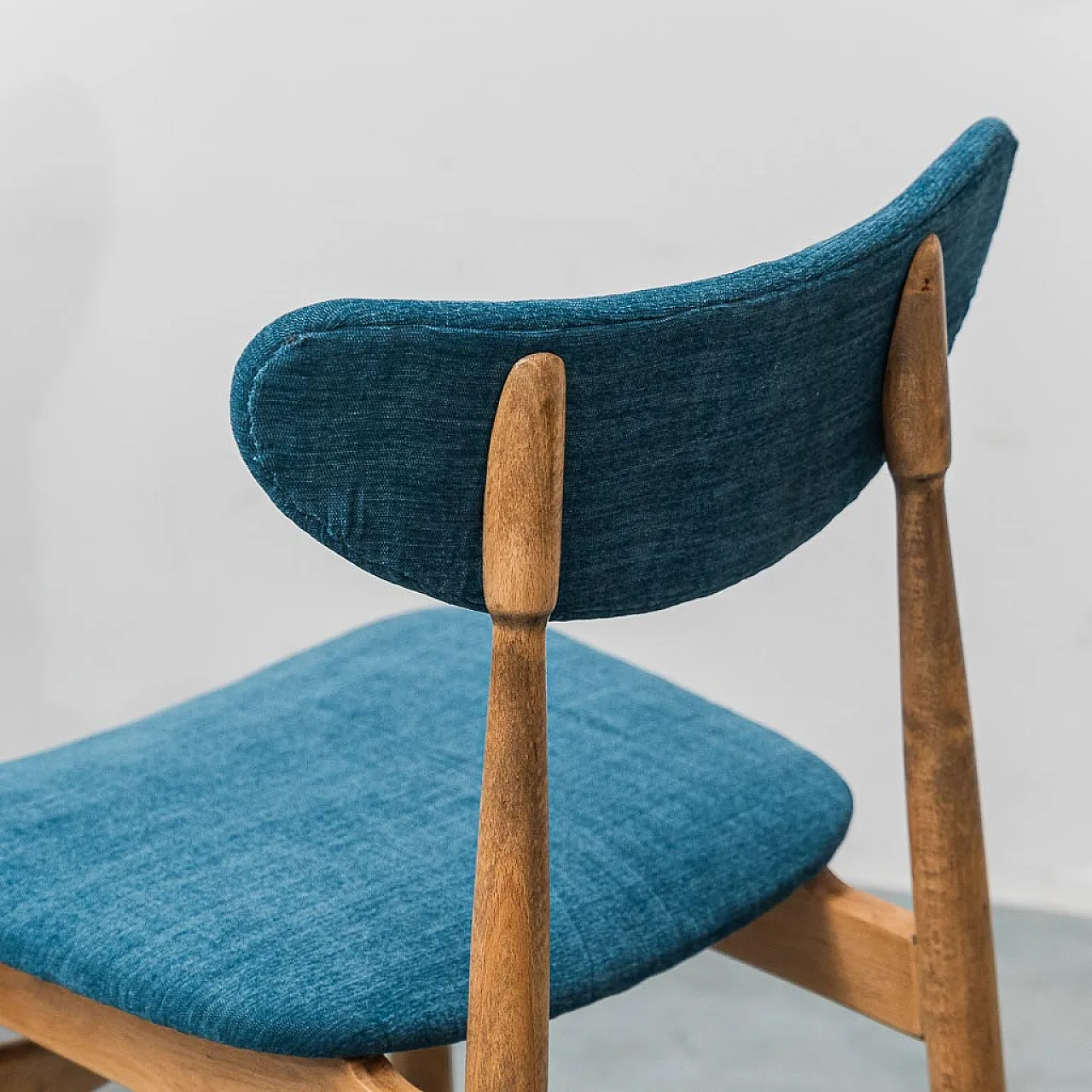 6 chairs in wood and blue fabric, 1960s 5