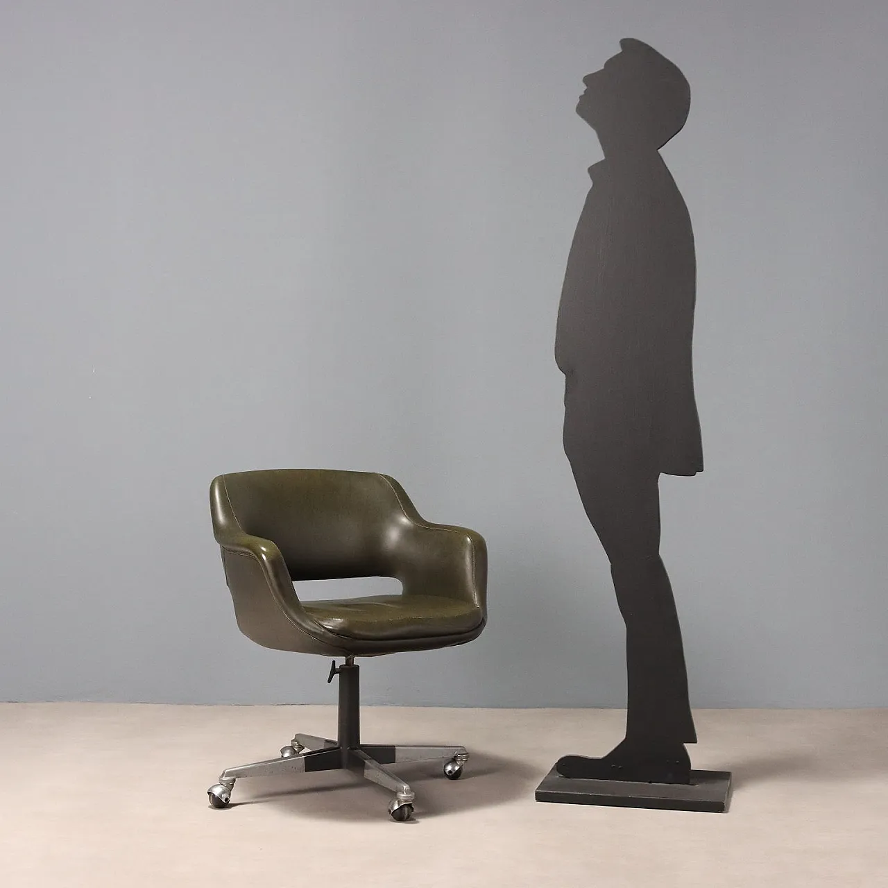 Poltroncina in espanso, similpelle e metallo smaltato e cromato, '900 2