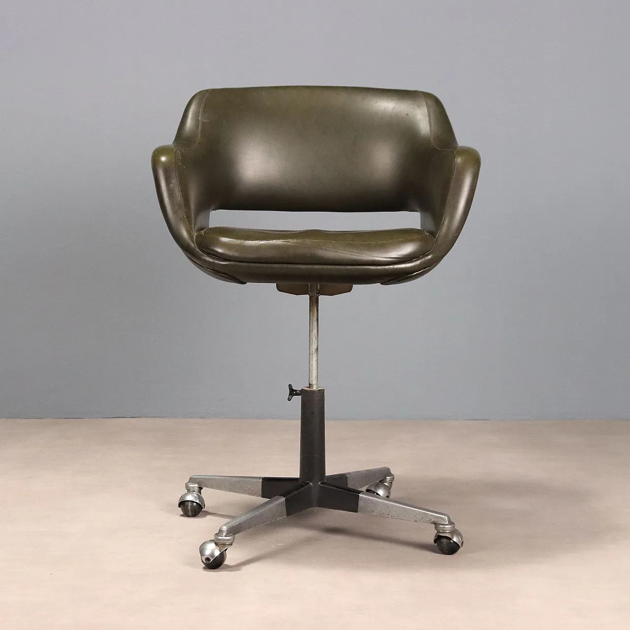 Poltroncina in espanso, similpelle e metallo smaltato e cromato, '900 3