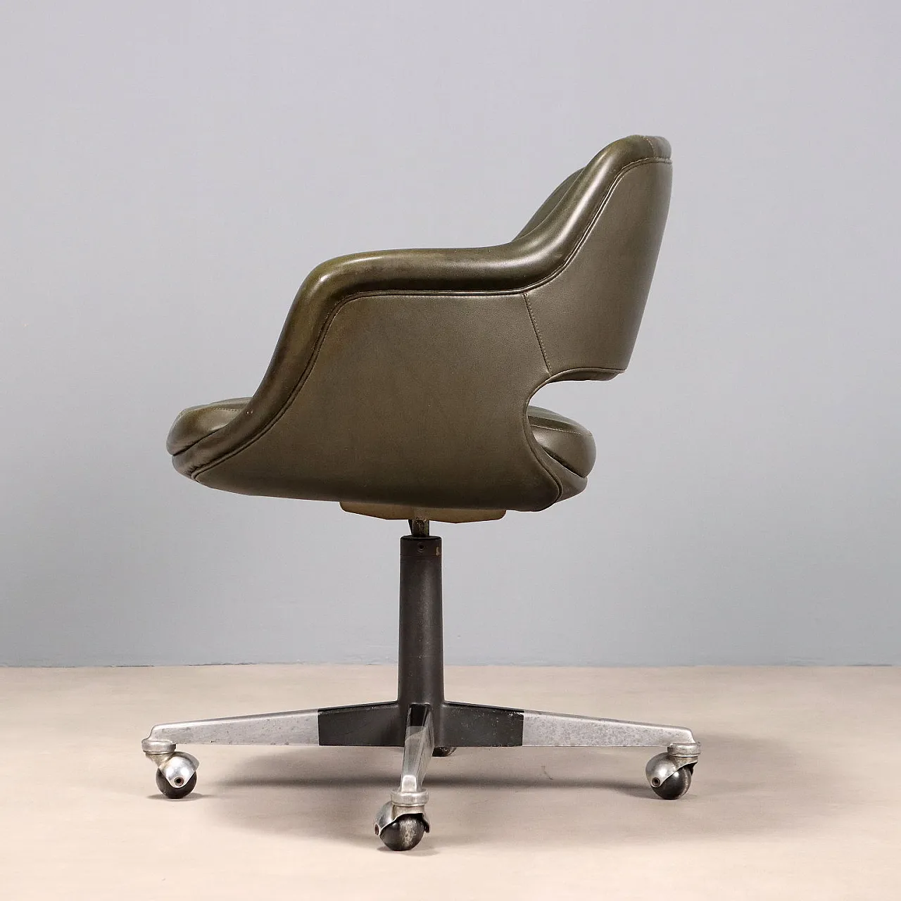 Poltroncina in espanso, similpelle e metallo smaltato e cromato, '900 4