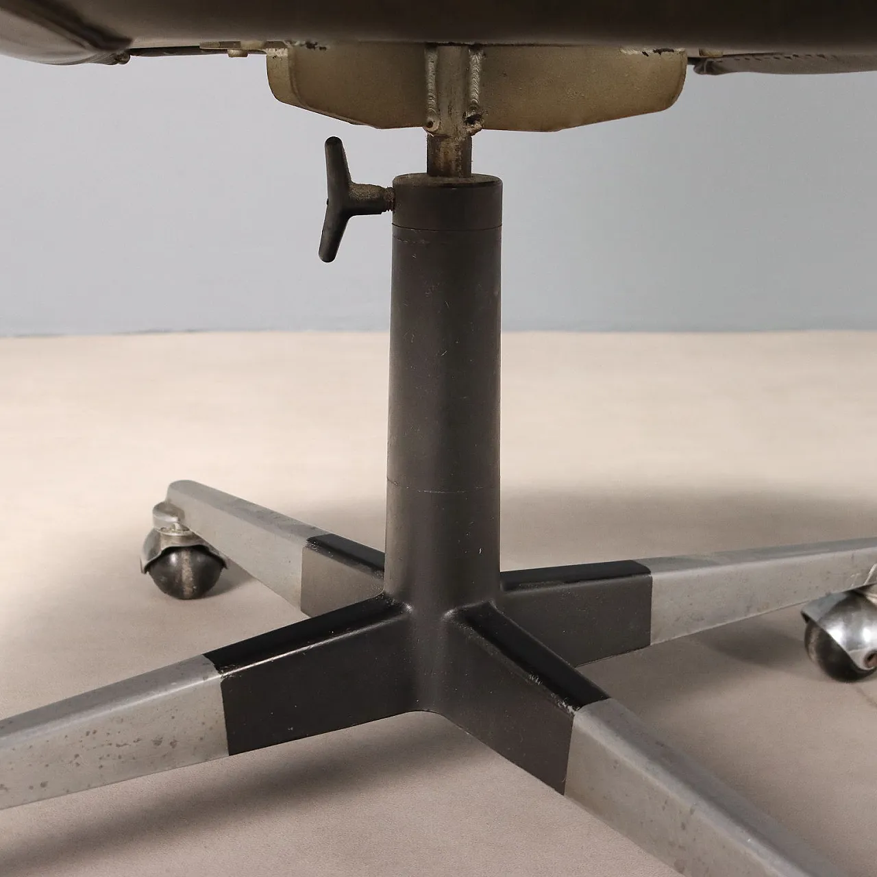 Poltroncina in espanso, similpelle e metallo smaltato e cromato, '900 8