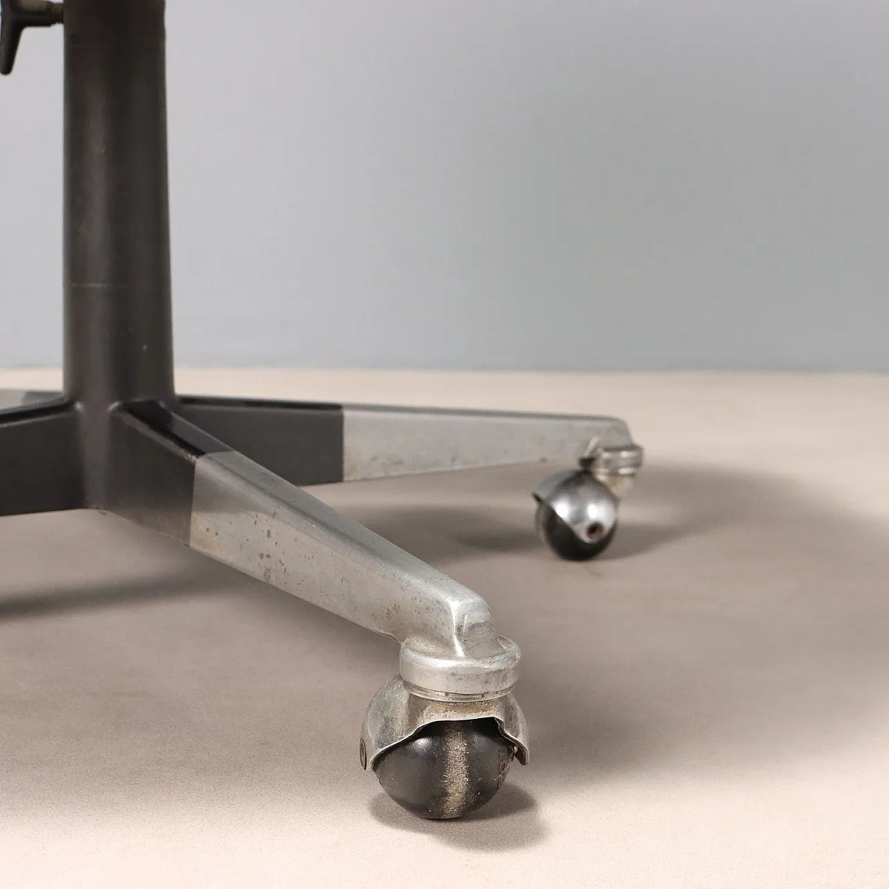 Poltroncina in espanso, similpelle e metallo smaltato e cromato, '900 9