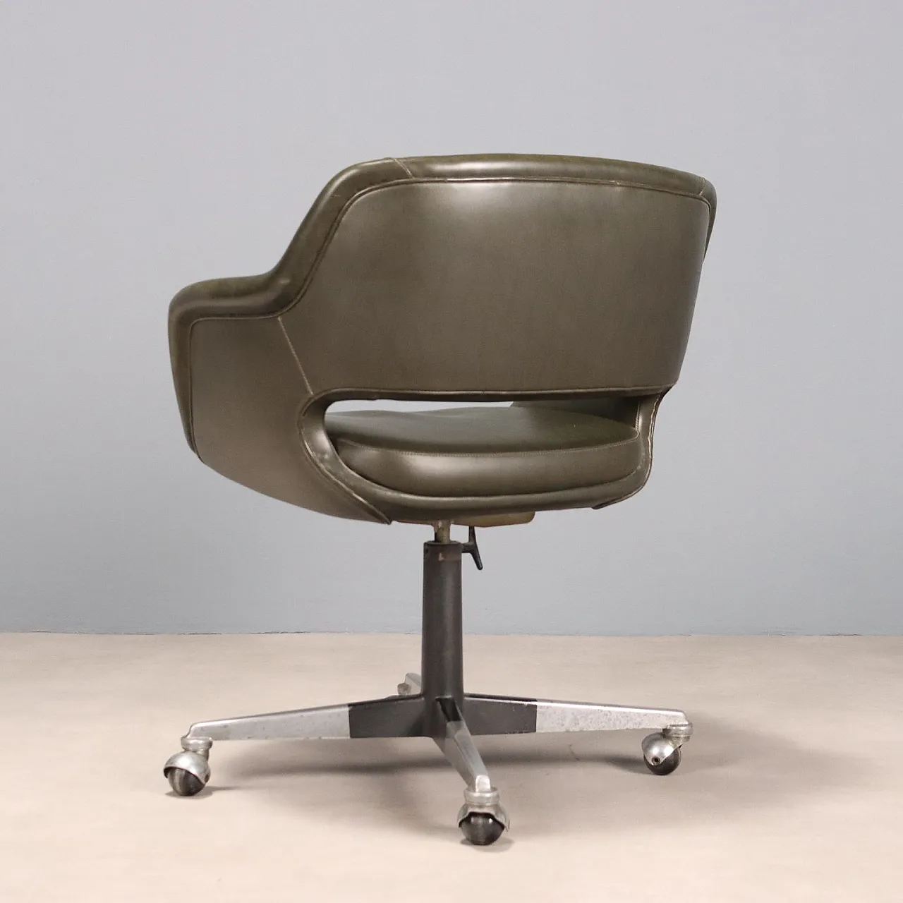 Poltroncina in espanso, similpelle e metallo smaltato e cromato, '900 10