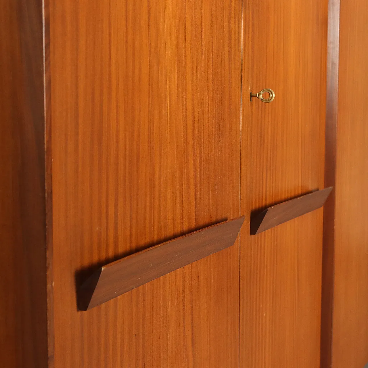 Armadio con ante battenti e cassetti impiallacciati in teak, '900 7