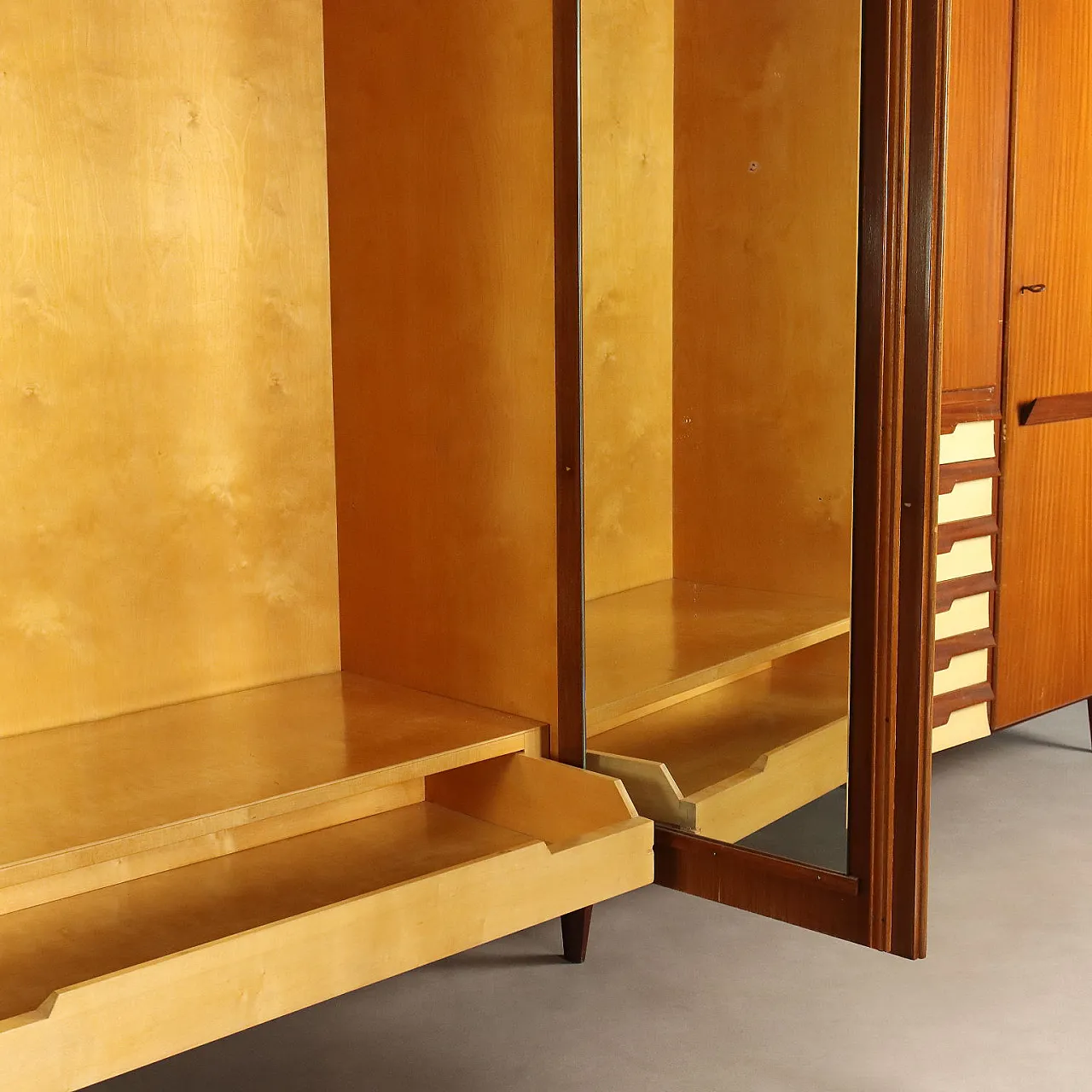 Armadio con ante battenti e cassetti impiallacciati in teak, '900 10